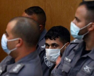 L'avocat Mahajna rencontre Mahmoud Al-'Arda et confirme les tortures subies par les résistants évadés depuis leur capture